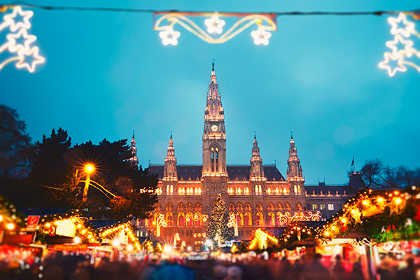 Julemarked-i-Wien-med-flot-slot-og-lys