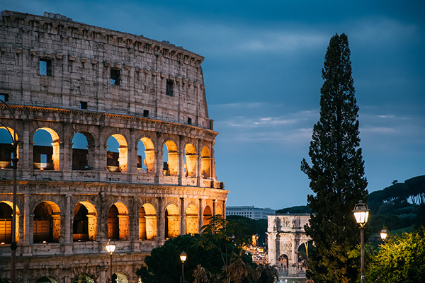 Rom-italien-coloseum-aften-med-lys