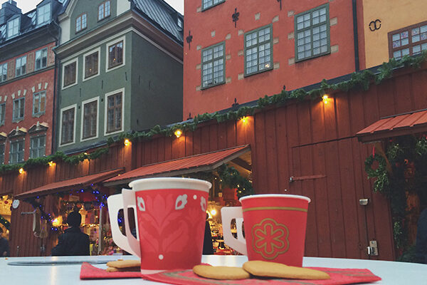 to-kopper-gløg-i-stockholm-julemarked